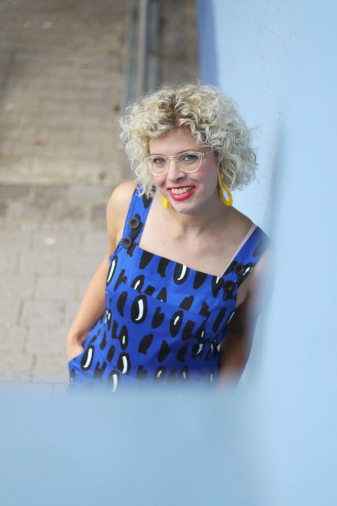 Portrait Shooting with Anna in Berlin: Yellow, Blue and a Fancy Romper